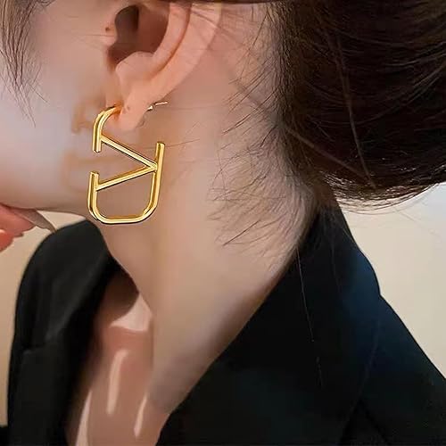 18K Gold V-Shaped Geometric Earrings