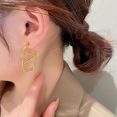 18K Gold V-Shaped Geometric Earrings